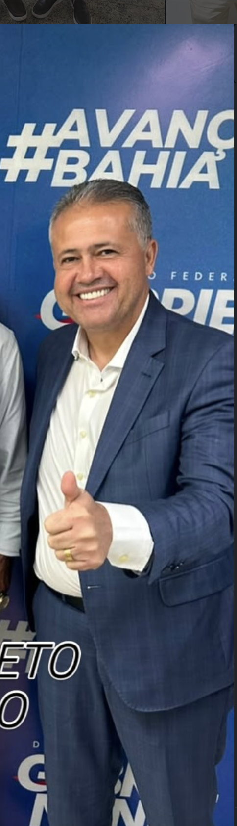 Alex da Piatã sorrindo e fazendo sinal de positivo